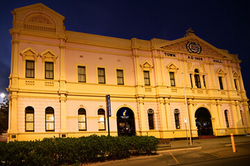Fototapeta premium Kalgoorlie-Boulder town hall Western Australia at night