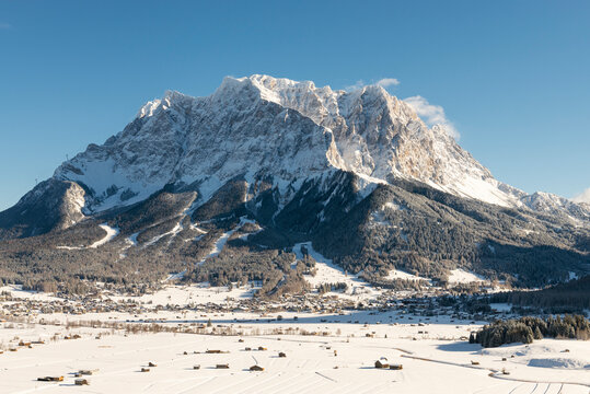 Das winterliche Zugspitzmassiv oberhalb des verschneiten Ehrwalder Beckens in der Morgensonne, Tirol, &Ouml;sterreich