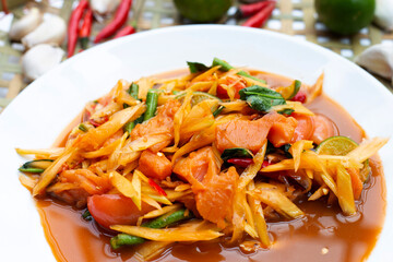  Spicy papaya salad with salmon