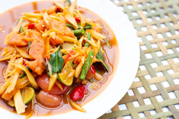 Spicy papaya salad with salmon