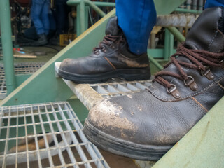 Safety shoes that have been used for a long time.