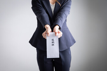 退職願を提出する女性　Retirement