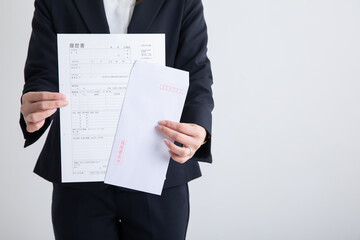 履歴書をもつ女性　resume