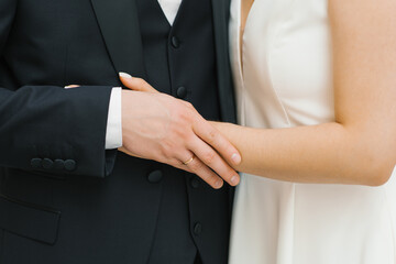 Obraz premium The groom holds the bride by the arm