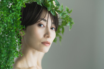 植物を纏った女性　ボタニカル　美容イメージ