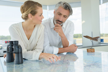 Obraz premium male and female workers in a airport