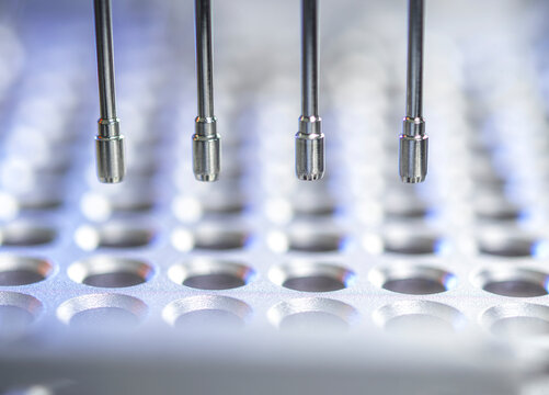 Robotic multichannel pipette device in lab
