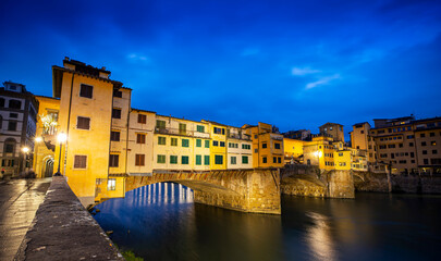 Fototapeta premium River Arno and famous bridge Ponte Vecchio at sunset from Ponte alle Grazie in Florence, Tuscany, Italy