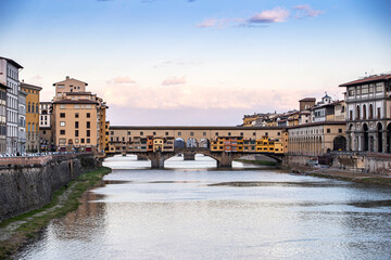 Obraz premium River Arno and famous bridge Ponte Vecchio at sunset from Ponte alle Grazie in Florence, Tuscany, Italy