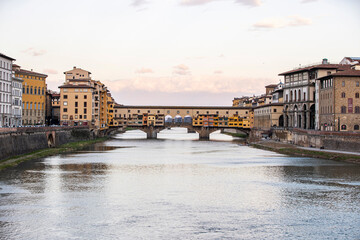 Obraz premium River Arno and famous bridge Ponte Vecchio at sunset from Ponte alle Grazie in Florence, Tuscany, Italy