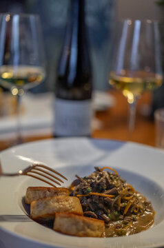 Beuschel mit Wein im eleganten &ouml;sterreichischen Restaurant - klassische &ouml;sterreichische K&uuml;che sch&ouml;n angerichtet
