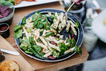 Nudelsalat am Büfet