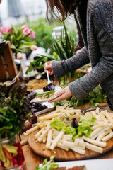 Selbstbedienung am Büfet