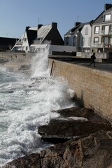 vagues-submersion au port du Guilvinec en Bretagne