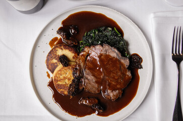 Rindfleisch angerichtet mit Serviettenknödel und Wein - Beef with spinach and Dumpings and wine