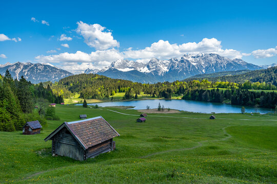 Geroldsee, auch Wagenbr&uuml;chsee, mit Karwendel, Kr&uuml;n, Werdenfelser Land, Oberbayern, Bayern, Deutschland, Europa
