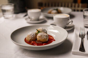 Süße Knödel zum Muttertag mit Kaffee und Erdbeeren - sweet Dumpings for mothersday with coffee and strawberries