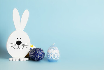 Easter composition with eggs and a decorative figure of a rabbit.