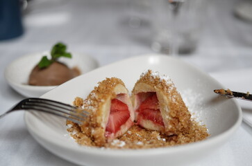 Erdbeerknödel mit Schokoladeneis - Dumpings filled with strawberries and chocolate ice cream