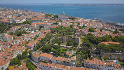 Fototapeta na wymiar castle São Jorge with river Tejo and Cathedral behind in a sunny day