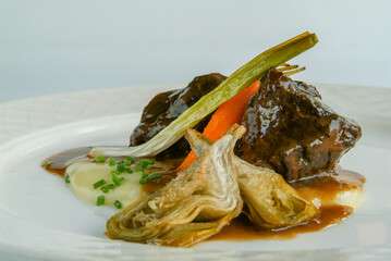 Plato de carrillera de ternera con hortalizas