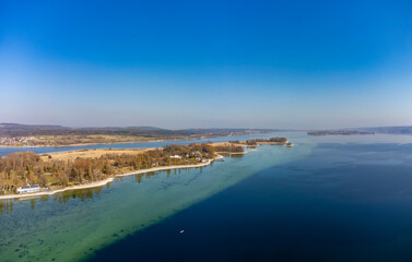 Die Halbinsel Mettnau bei Radolfzell am Bodensee, rechts am Horizont die Insel Reichenau