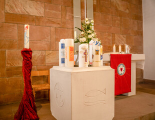 Kerzen auf dem Kirchen-Altar zur Konfirmation