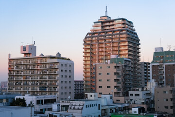 東京都葛飾区 夕暮れの新小岩駅北口の街並み