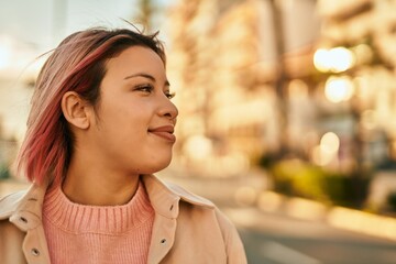Obraz premium Young hispanic girl smiling happy standing at the city.
