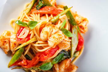 Pasta with shrimps, green asparagus and peppers
