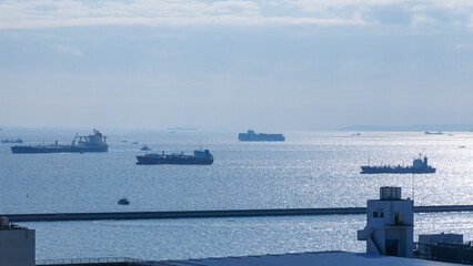 川崎マリエンから東京湾で働く船　（神奈川県川崎市東扇島）