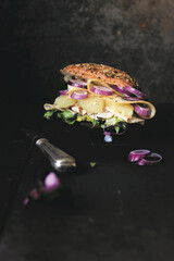 Sandwich Hawai mit Annanas, Putenbrust, Käse, roten Zwiebelringen und Salat - 496827078