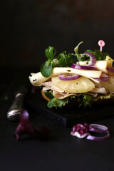 Sandwich Hawai mit Annanas, Putenbrust, Käse, roten Zwiebelringen und Salat