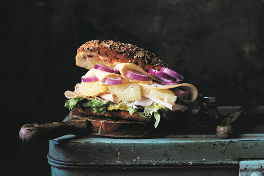 Sandwich Hawai mit Annanas, Putenbrust, K&auml;se, roten Zwiebelringen und Salat