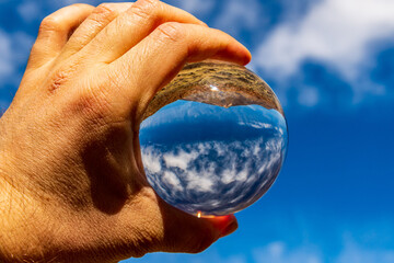 Paisaje con nubes reflejado en una lensball en el Parque Nacional del Teide, isla de Tenerife