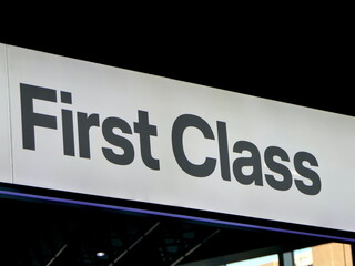 Schild First Class am Flughafen