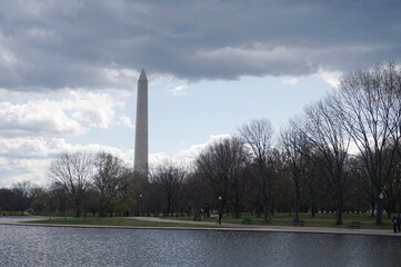 Fototapeta premium Washington Monument from Tidal Basin on Cloudy Spring Day