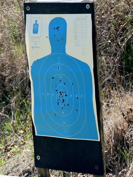 Target auf einem Schießstand mit Einschusslöchern
