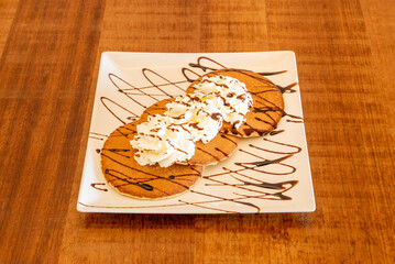 The pancake is a flat, round and salty or sweet cake, whose dough contains milk and is leavened. Sometimes it can also include spices, essences or extracts