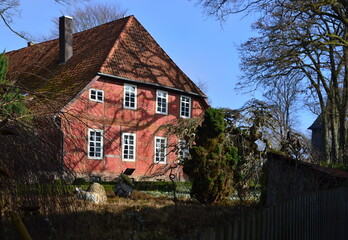 Fototapeta na wymiar Historisches Bauwerk im Dorf Westen am Fluss Aller, Niedersachsen