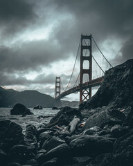 Grijswaarden van een Golden Gate Bridge die de Baai van San Francisco en de Stille Oceaan verbindt