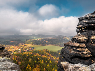 Kleiner Zschirnstein in der Sächsischen Schweiz – Aussicht am Zschirnsteinwächter Richtung Kleingießhübel