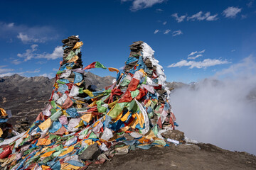 Shot van wat afval bovenop de Mount Everest onder de blauwe lucht