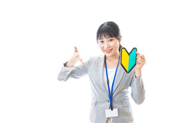 初心者マークを持つ若いビジネスパーソン