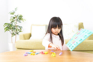 家で楽しく遊ぶ女の子