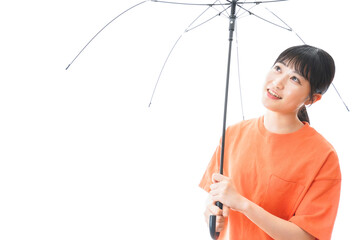ビニール傘を指す若い女性