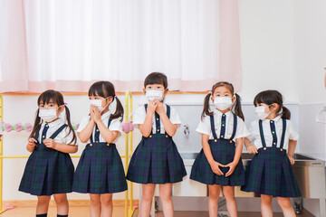 マスクをした幼稚園児と先生