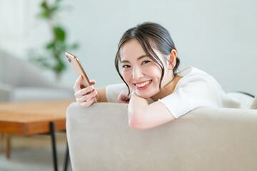 女性・スマートフォン
