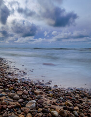 Fototapeta na wymiar kamienista plaża nad bałtykiem