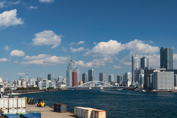 隅田川に架かる築地大橋とビル群